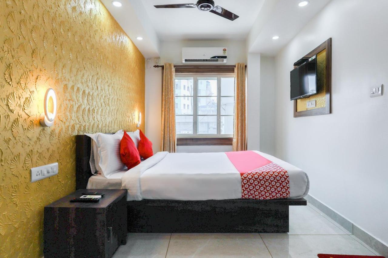 Capital O 71307 Feathers Hotel Kochi Exterior foto