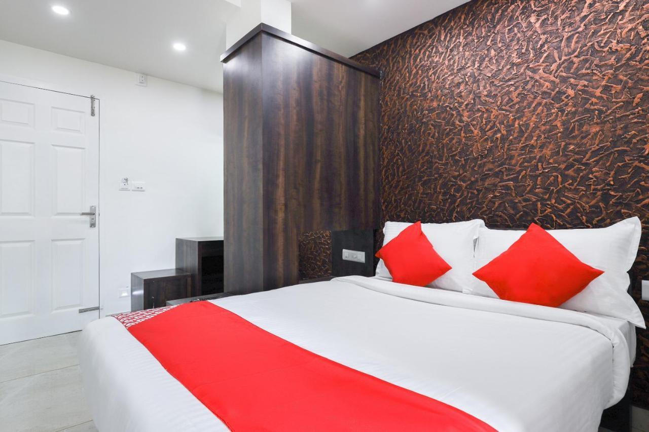 Capital O 71307 Feathers Hotel Kochi Exterior foto