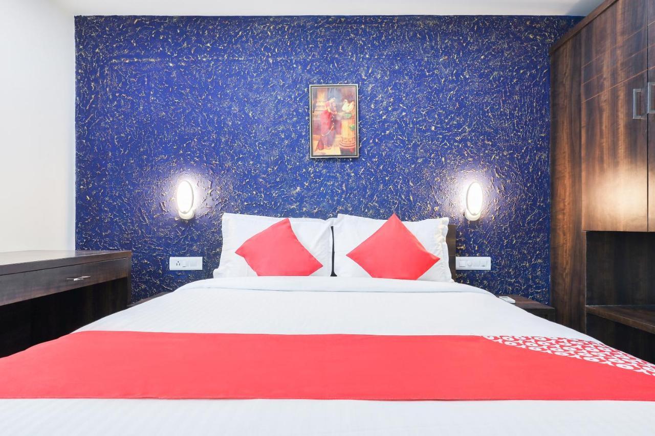 Capital O 71307 Feathers Hotel Kochi Exterior foto